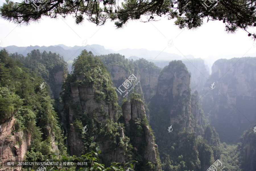 巍峨山峰