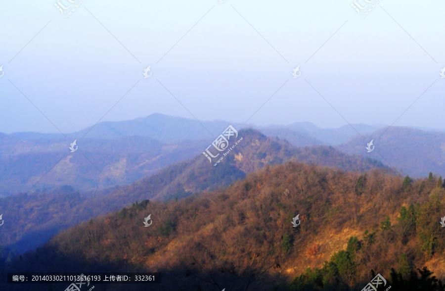 黎明中的群山