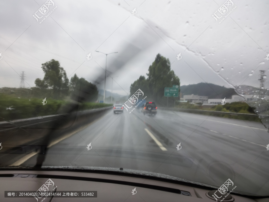 雨中驾车至分岔路