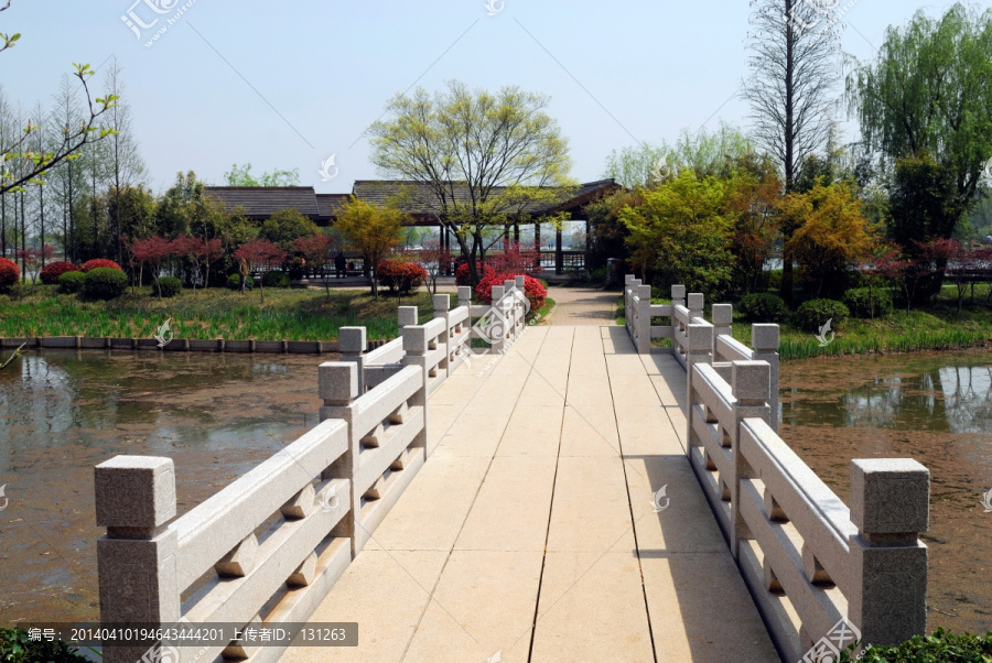 太湖鼋头渚石桥和水阁