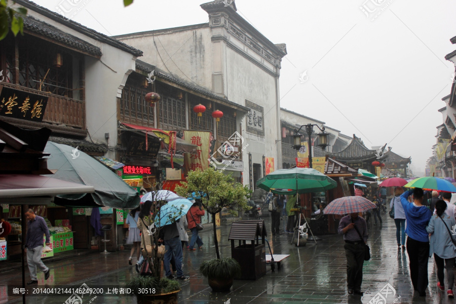 春雨中的清河坊茶市