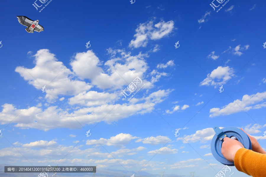 蓝天白云下放风筝