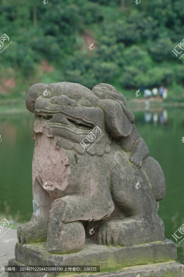 四川宝狮湖背幼狮的狮子雕塑