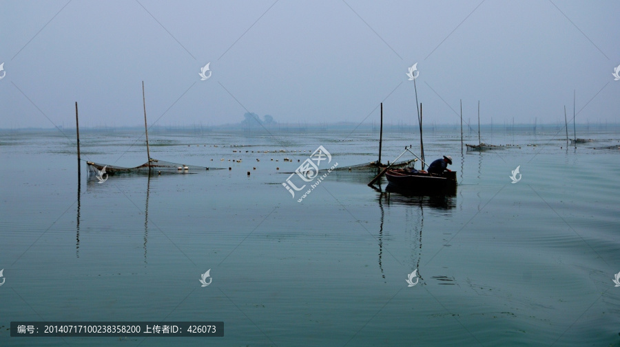 湖中捕鱼船