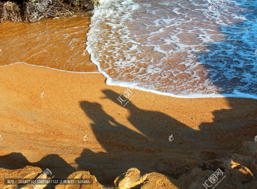 海边情侣