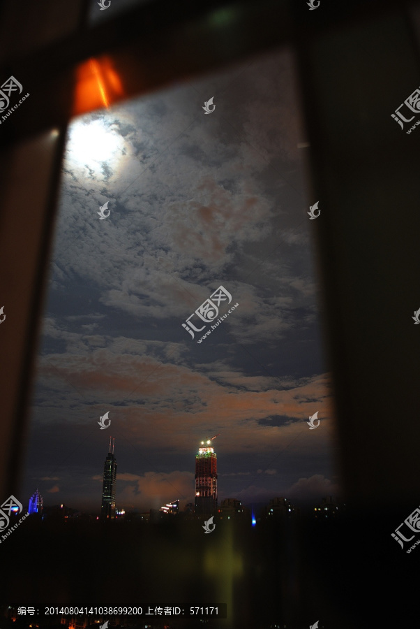窗外都市月光下的深圳