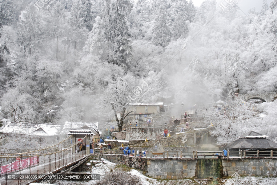 海螺沟温泉雪景