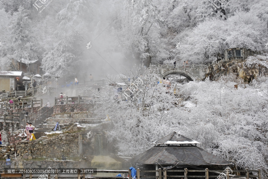 雪中海螺沟冰川温泉池