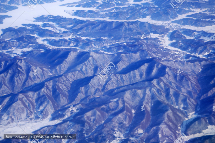 航拍山脉雪景