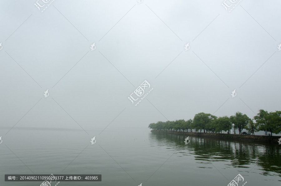 水岸湖景