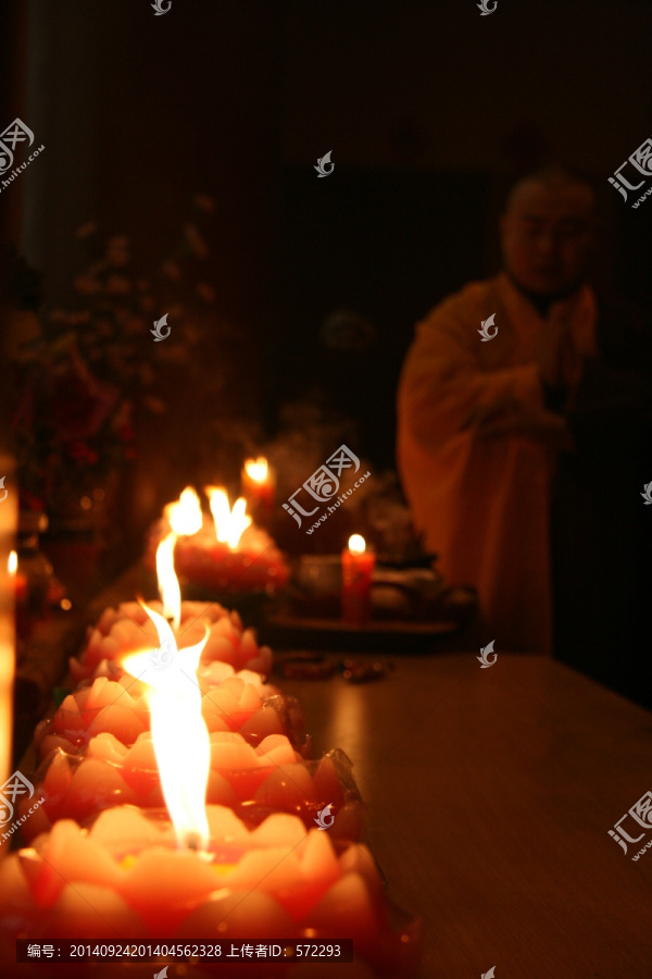 烛光烛火,寺庙里的蜡烛烛火