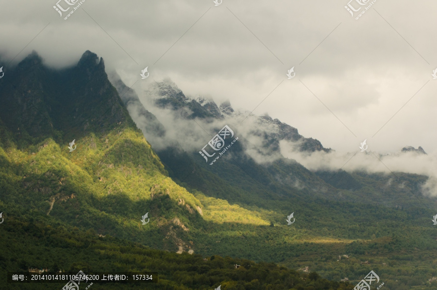 大美川西山峰云雾景观