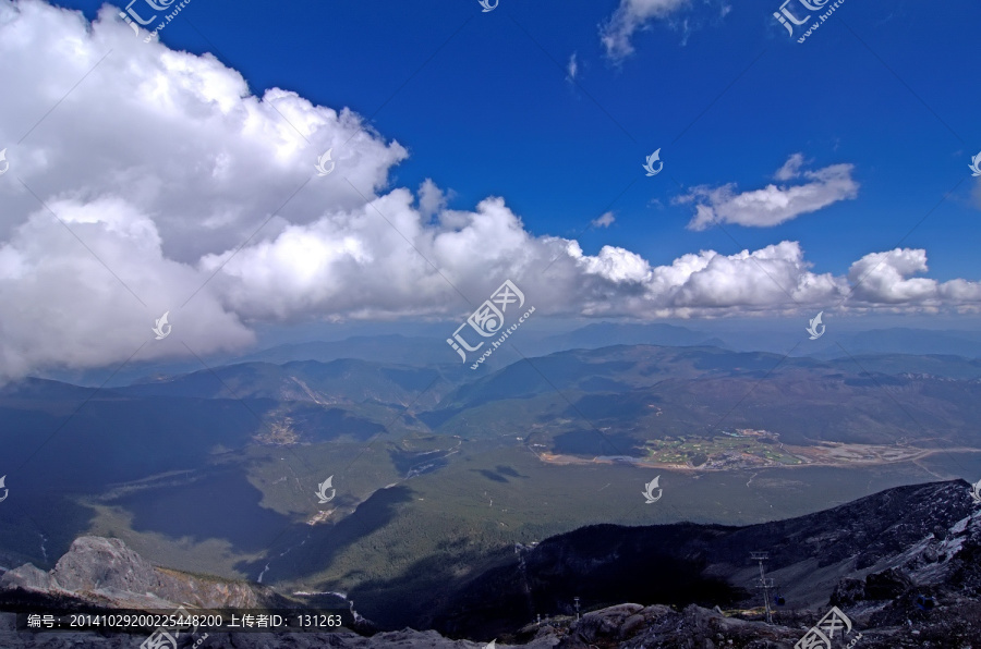 丽江玉龙雪山蓝天白云俯瞰全景