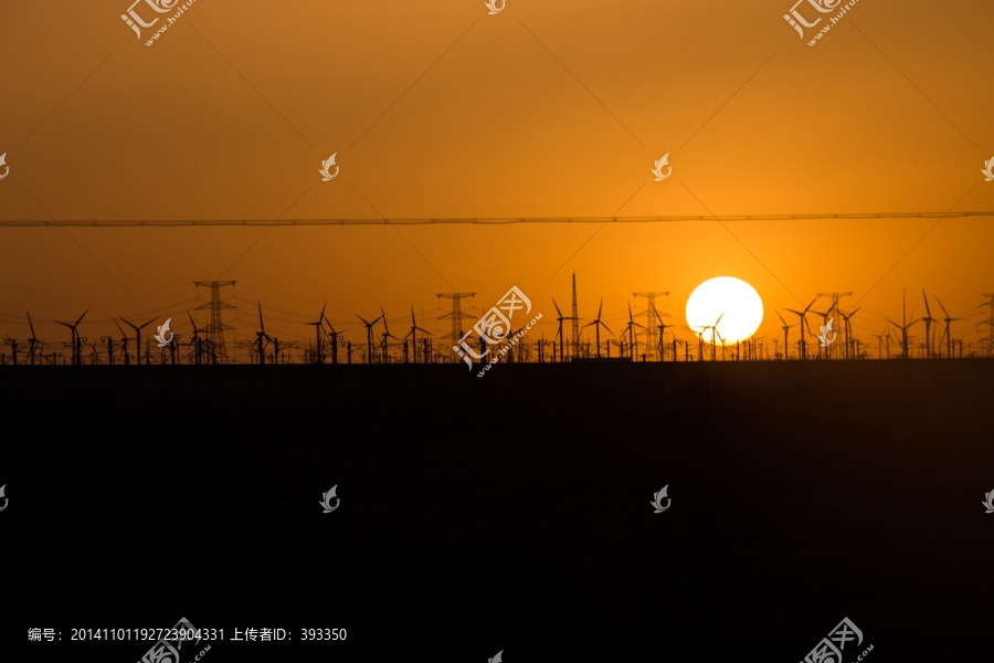 夕阳中的风电场与高压输电线路