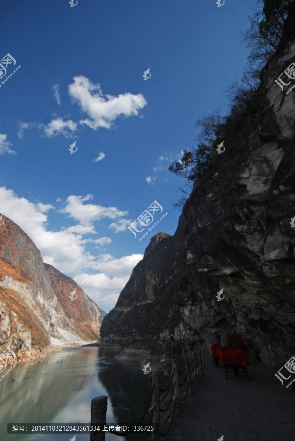 丽江虎跳峡栈道人力车