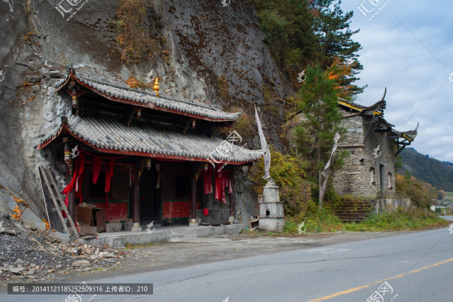 四川卧龙悬崖寺庙