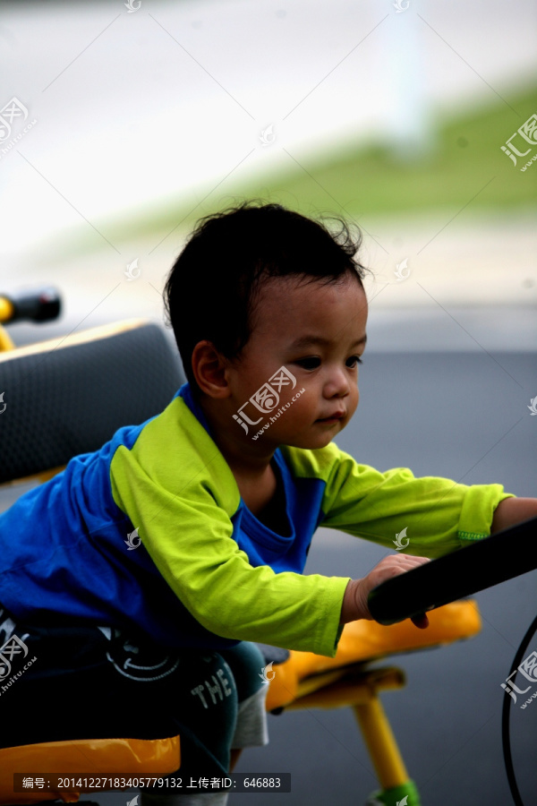骑车小孩