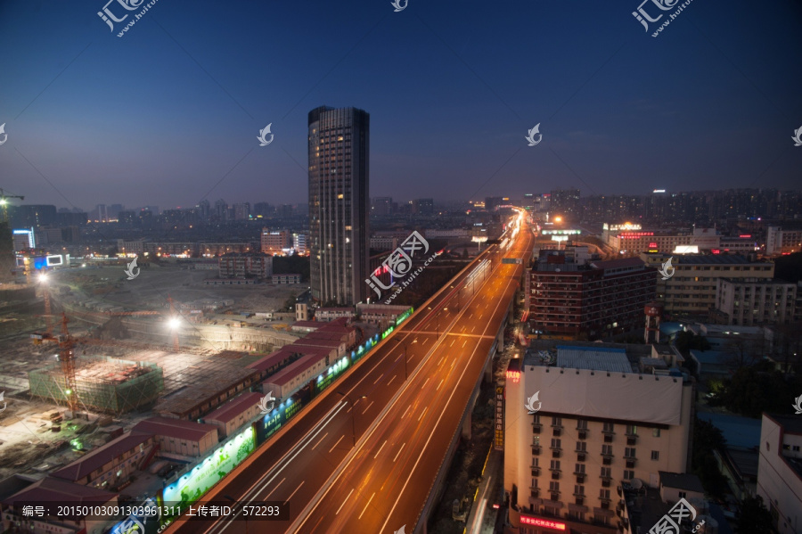 新开通的杭州秋石高架桥夜景图