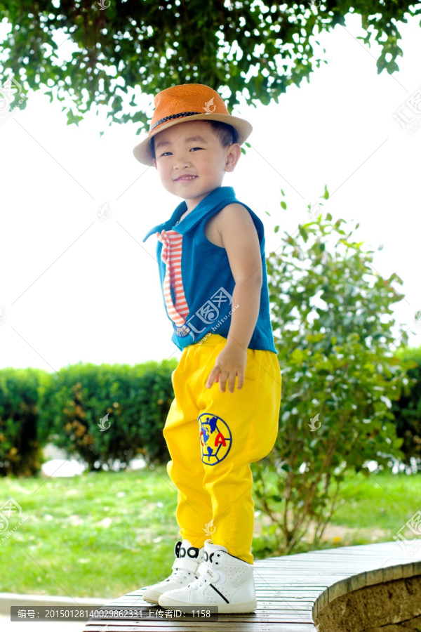 戴小黄帽的小男孩