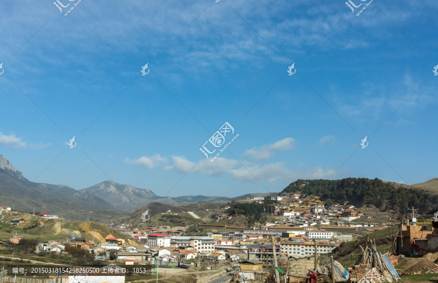 郎木寺小镇鸟瞰旅游景观