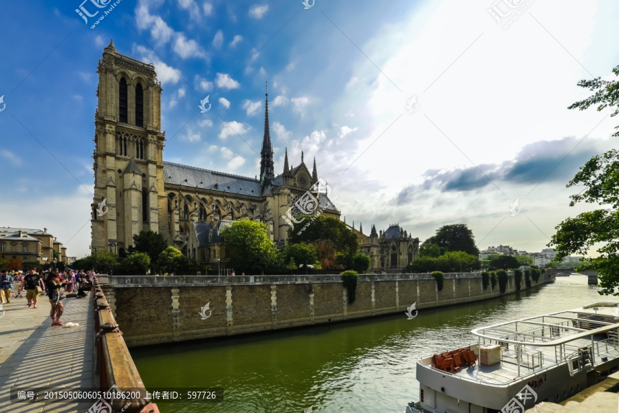 塞纳河畔的巴黎圣母院
