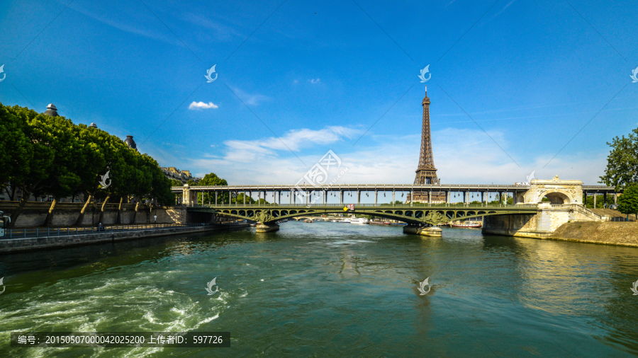 塞纳河上的巴黎铁塔