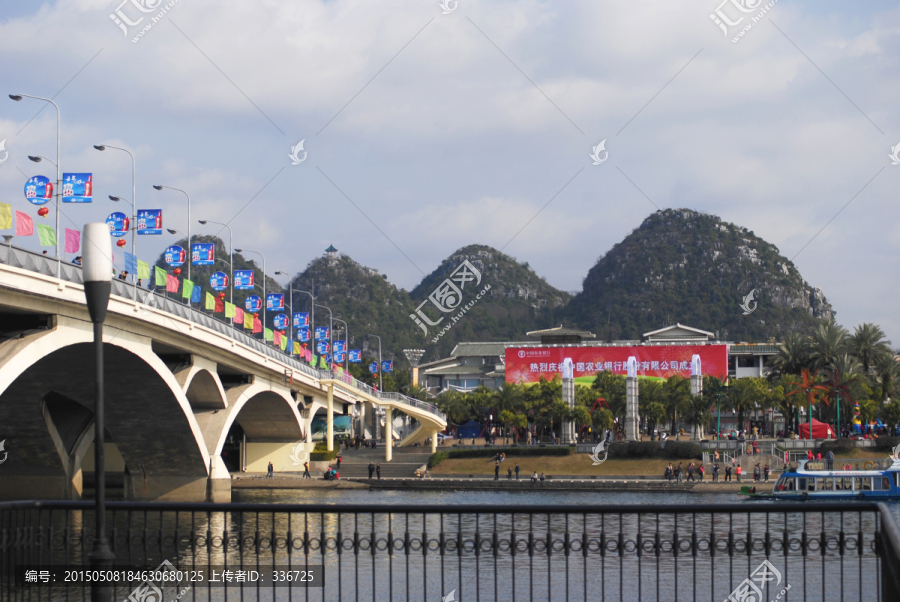 桂林漓江解放桥和七星岩