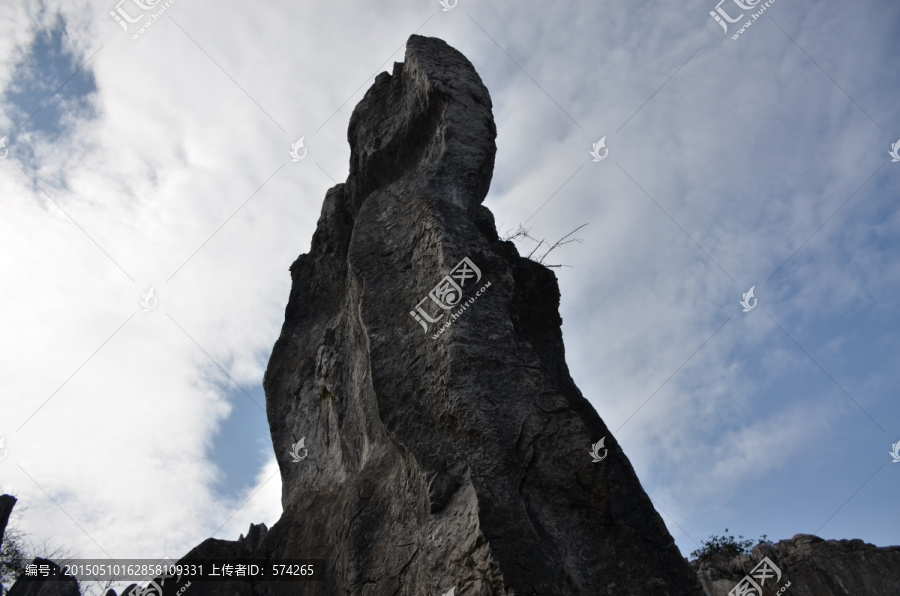 一块高耸入云的山石