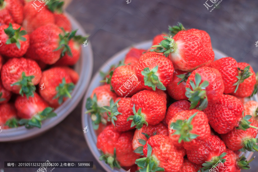 两盆草莓