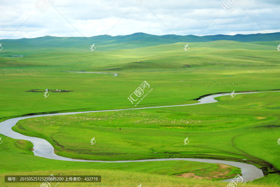 草原夏季牧场河流
