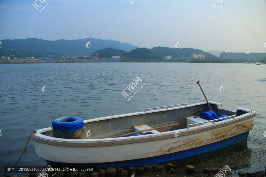 长沙西湖公园漂浮孤独的小船只