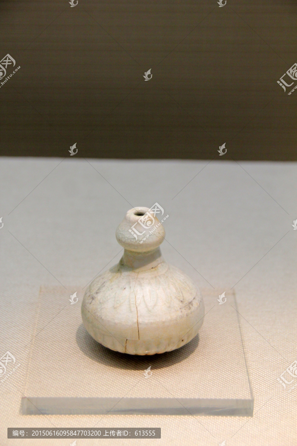 青白釉菊瓣纹小瓶
