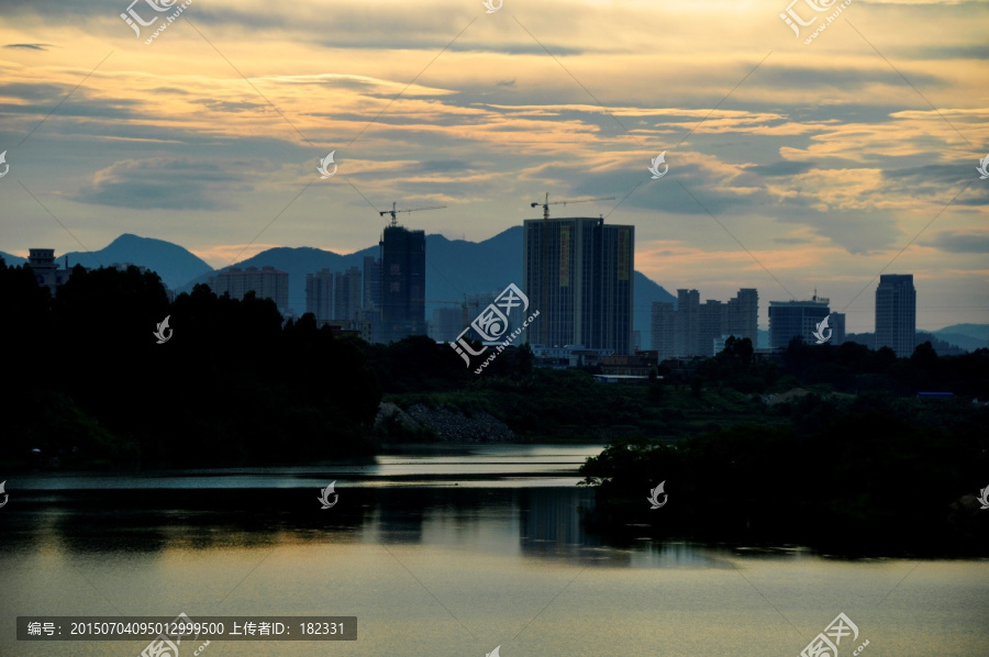 傍晚城市天际线