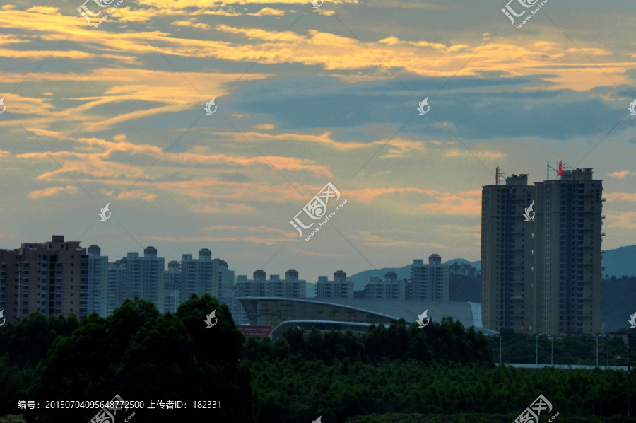 天空云彩和高楼