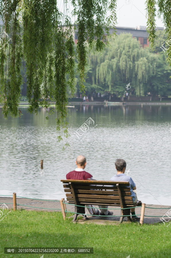 湖边休息的老年夫妻