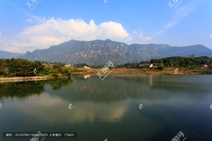 蓝天白云高山湖泊水中倒影