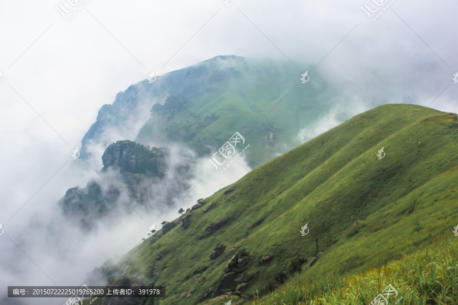 云雾中的山野