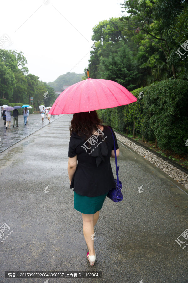 打伞的女人