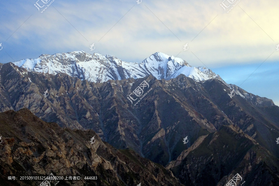 天山雪岭