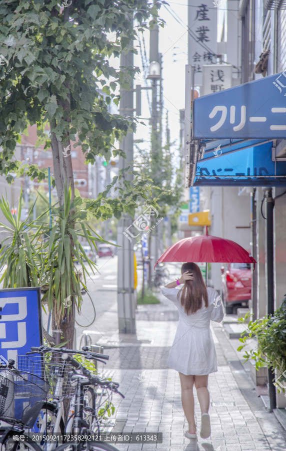 女孩在日本商业街行走