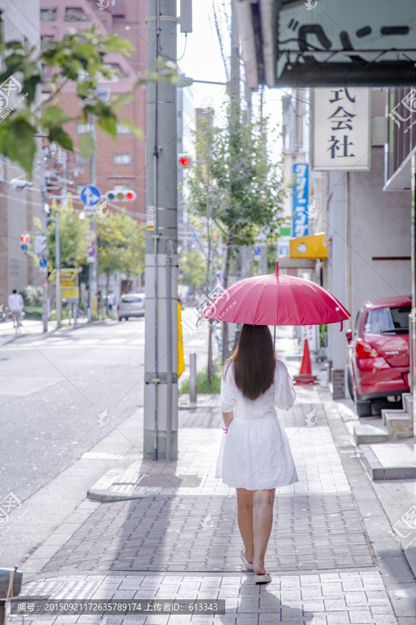 撑红伞的女孩在日本商业街