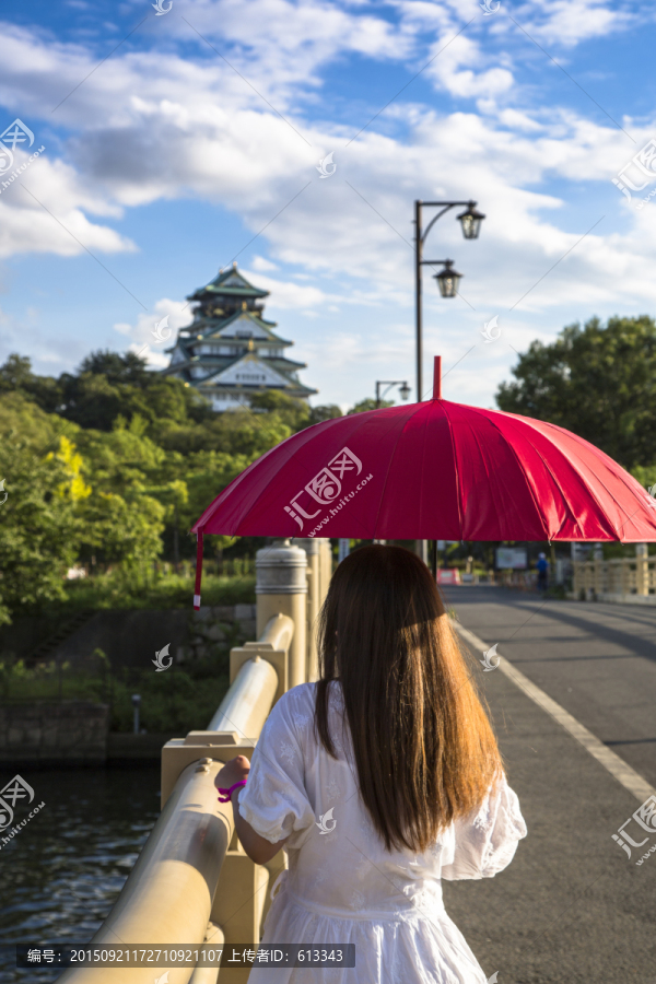 撑红伞的女孩