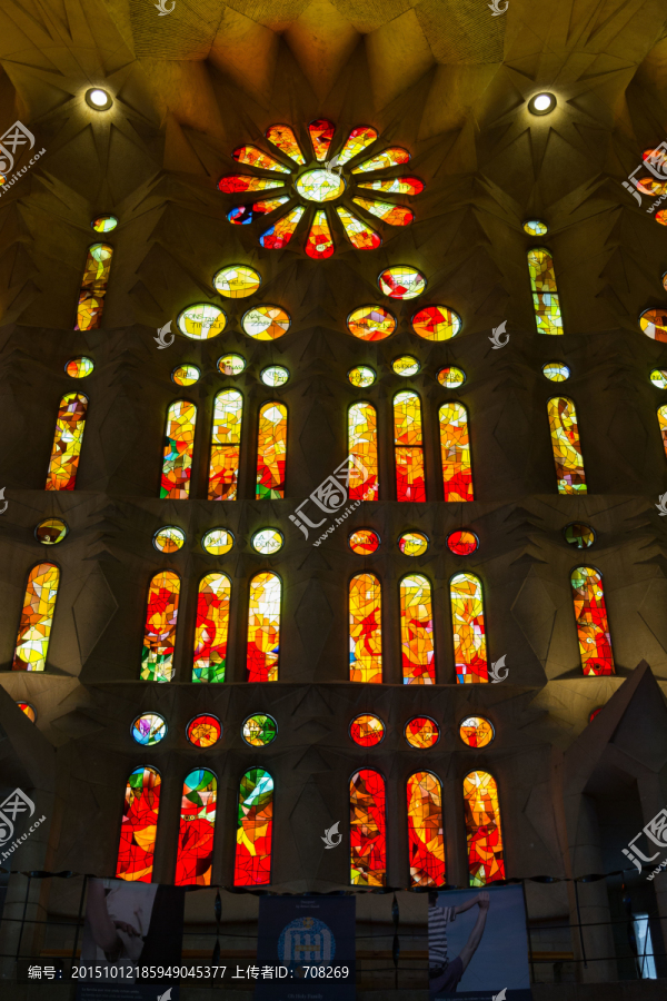 巴塞罗那圣家堂玻璃窗