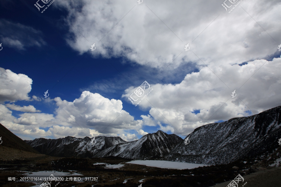 蓝天白云雪山