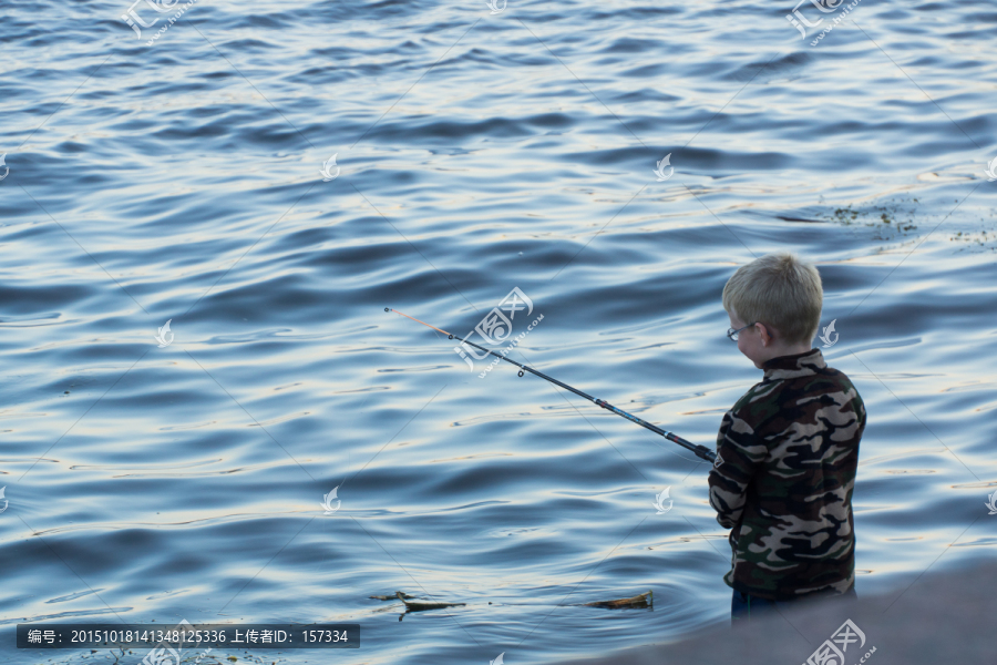 海边钓鱼的小孩