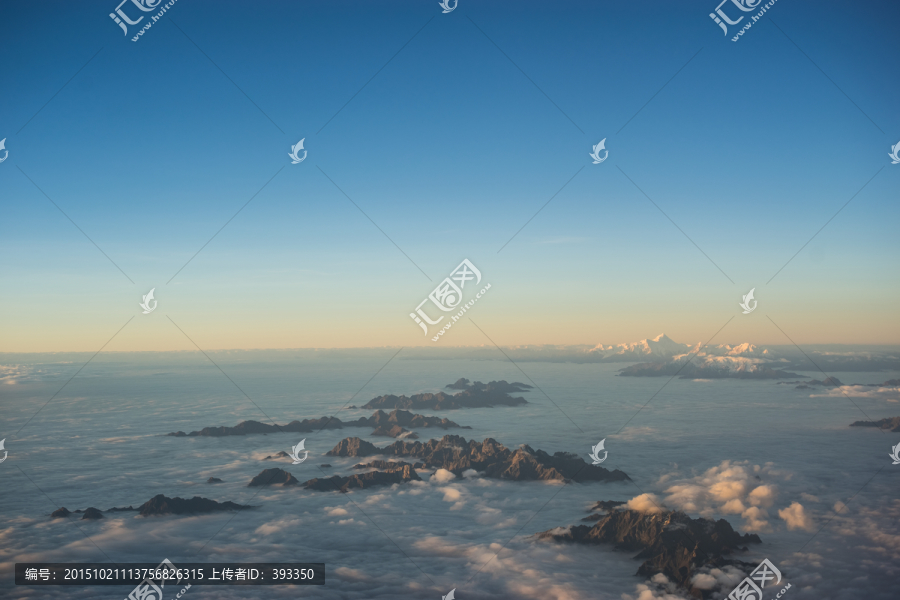 俯瞰贡嘎山云海,日出,暖调