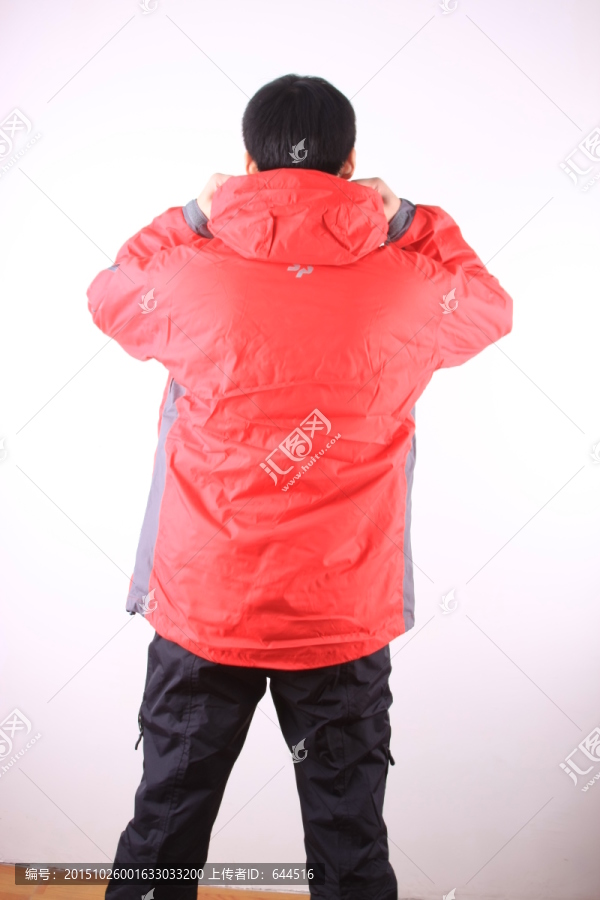 男性背影