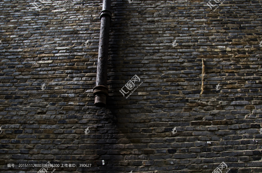 老上海建筑,老墙壁上的落水管