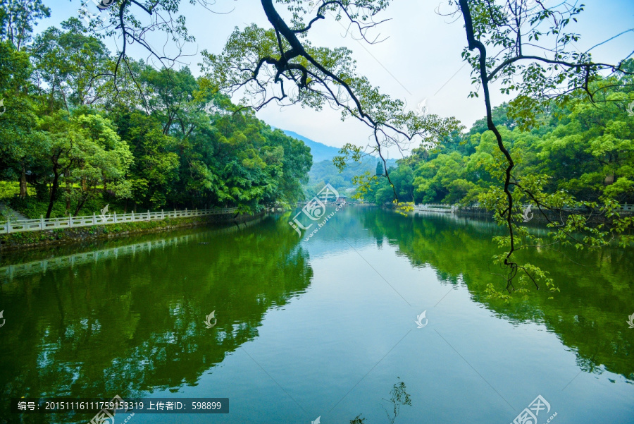 湖水倒影