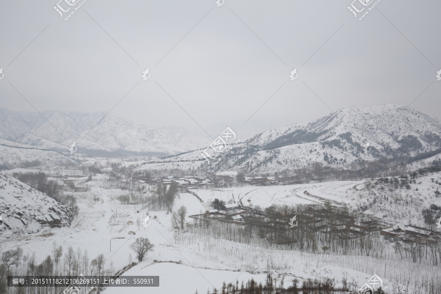 山区雪景